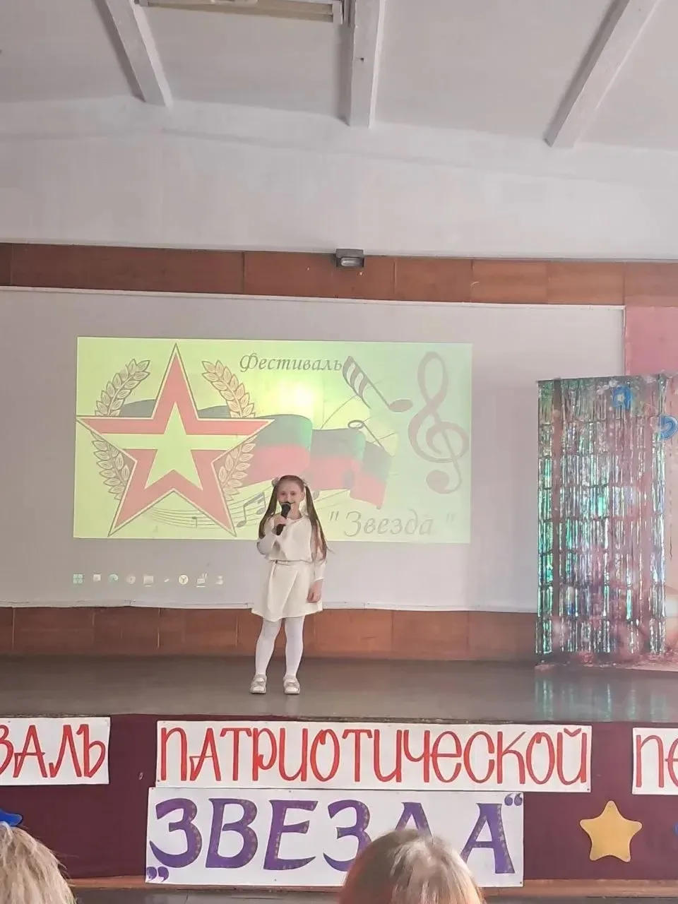 🥳 Наша маленькая звездочка сияет ярко!  Ученица 1 класса Варвара Лютых достойно представила школу на