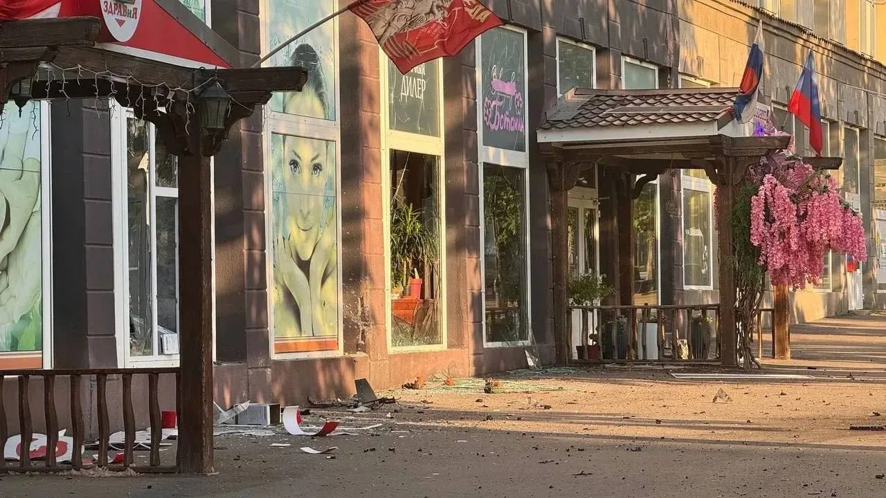 ❗️ВСУ нанесли удар по центру Луганска, пострадали два человека  Раненые были оперативно доставлены в