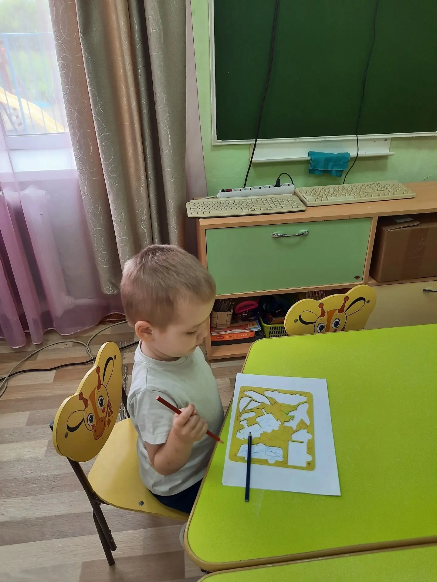 Вот и пришли к нам малыши. 👶 Большие любознашки. 😊В новой группе им очень интересно: новые игрушки