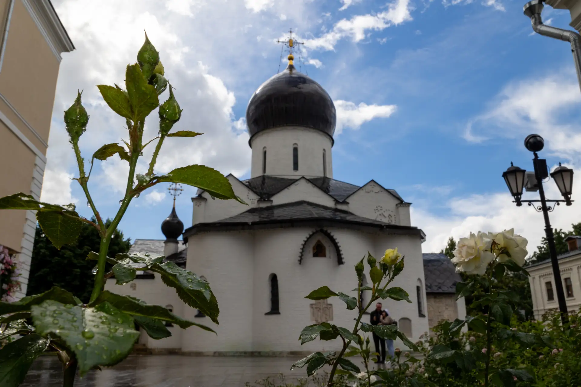 Сад Марфо-Мариинской обители в объективе фотографа Кристины Заря.

🕊️ Больше новостей в рассылке
🕊