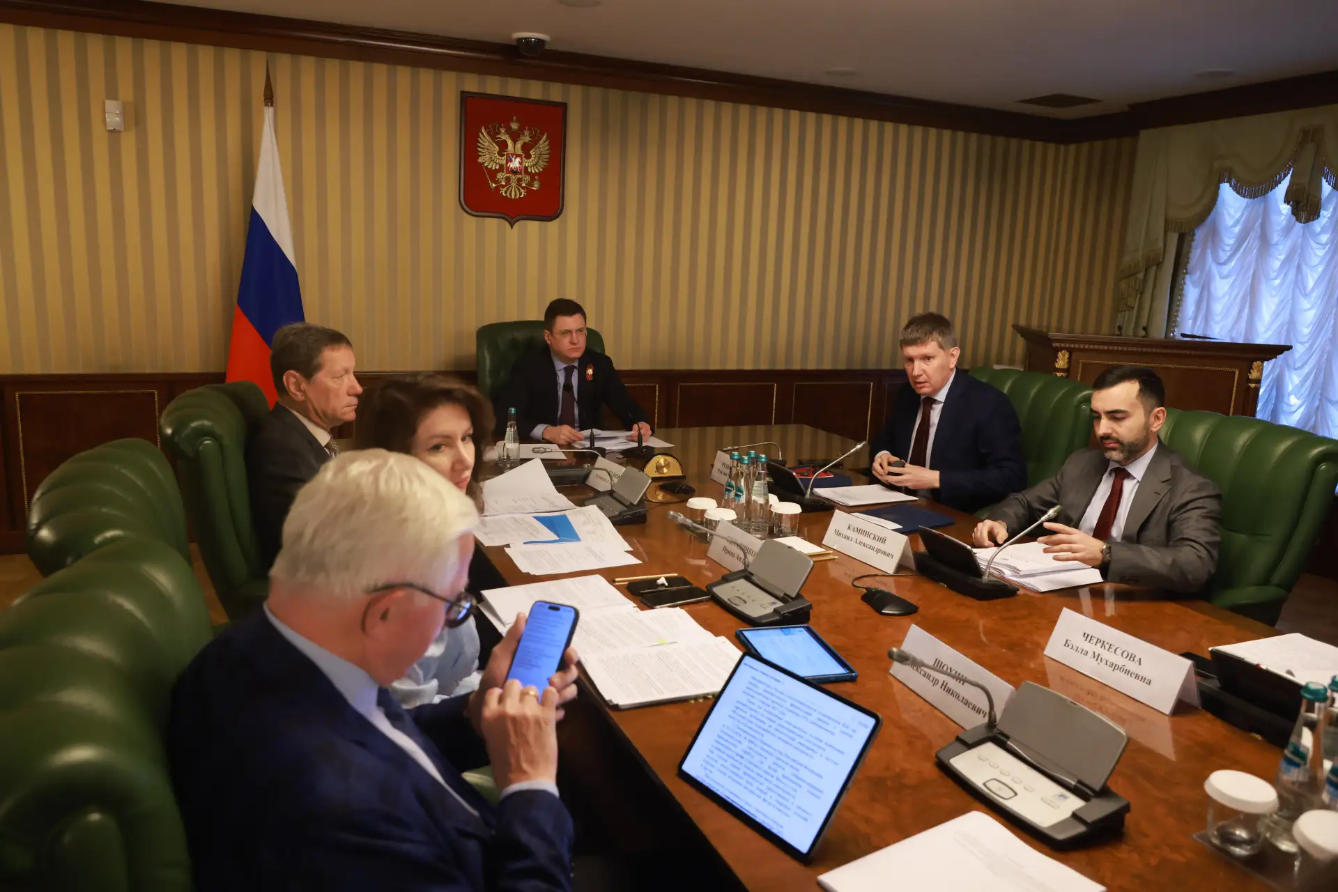 Александр Новак провел заседание подкомиссии по повышению устойчивости финансового сектора и отдельн