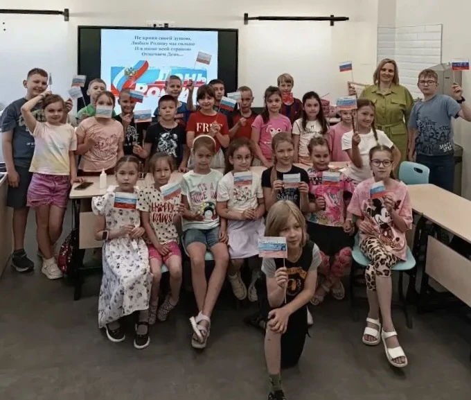 🇷🇺 В преддверии Дня России

В летнем клубе «Каникулы с пользой» прошло тематическое занятие, посвя