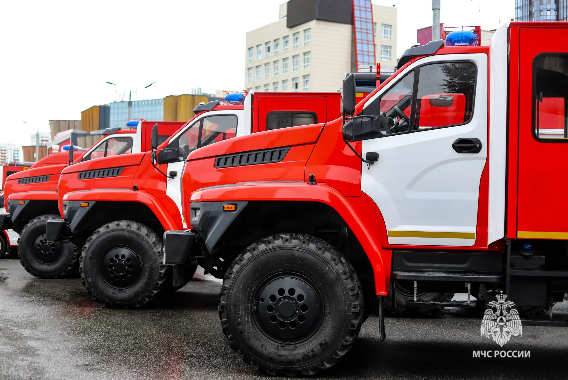 Новые пожарные автомобили поступили на вооружение подразделений Прикамья

Сегодня в Перми состоялось