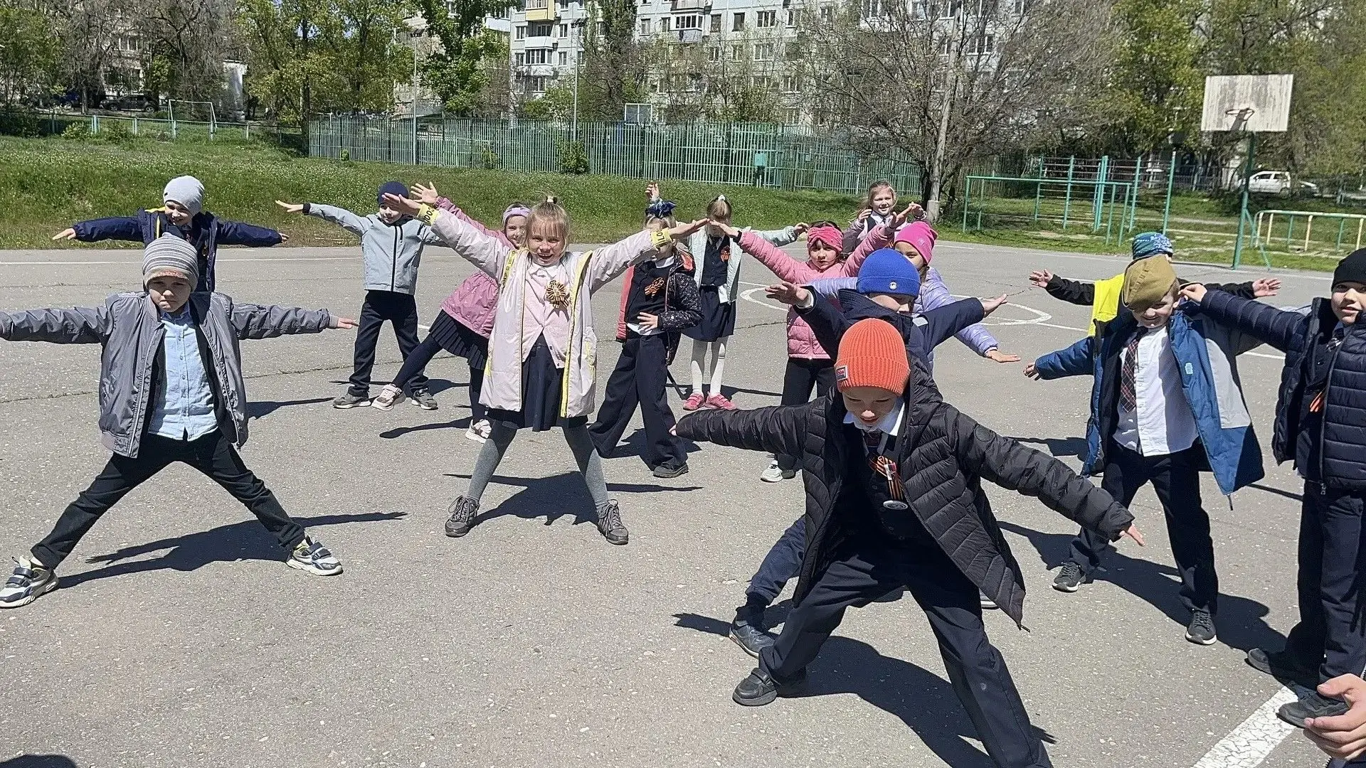 Сегодня солнце на улице всеми силами зазывало 1Б класс гулять, поэтому мы решили отпраздновать день 