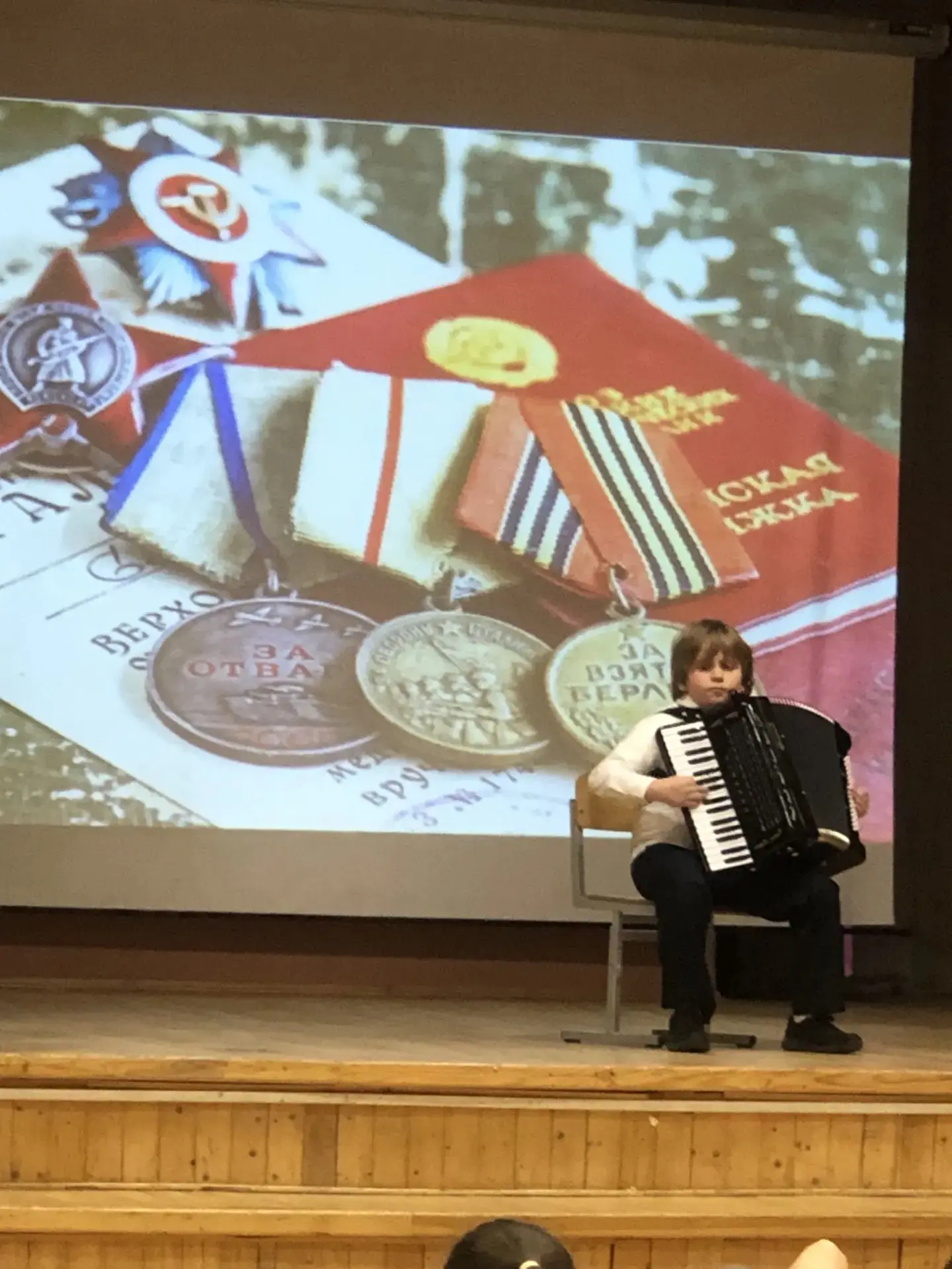 🎖️ В школьном здании на Переведеновском переулке школьники 1–7-х классов стали участниками торжестве