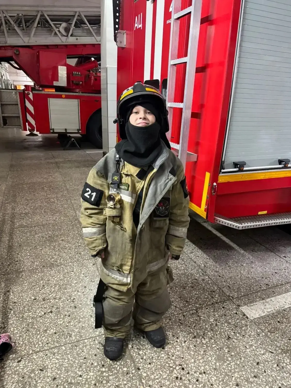 Пожарные, техника и боевая форма: как 2А класс «тушил» пожар 🔥👩‍🚒  В преддверии летних каникул, 25 м