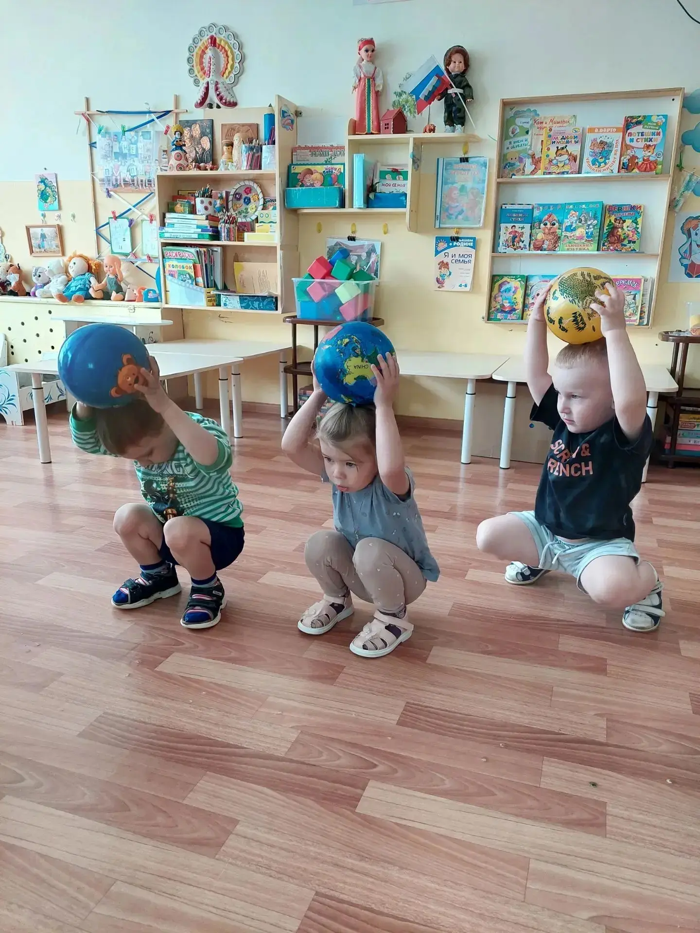 Игра, здоровье и развитие
В группе "Ладушки" ребята с удовольствием занимаются веселой зарядкой.