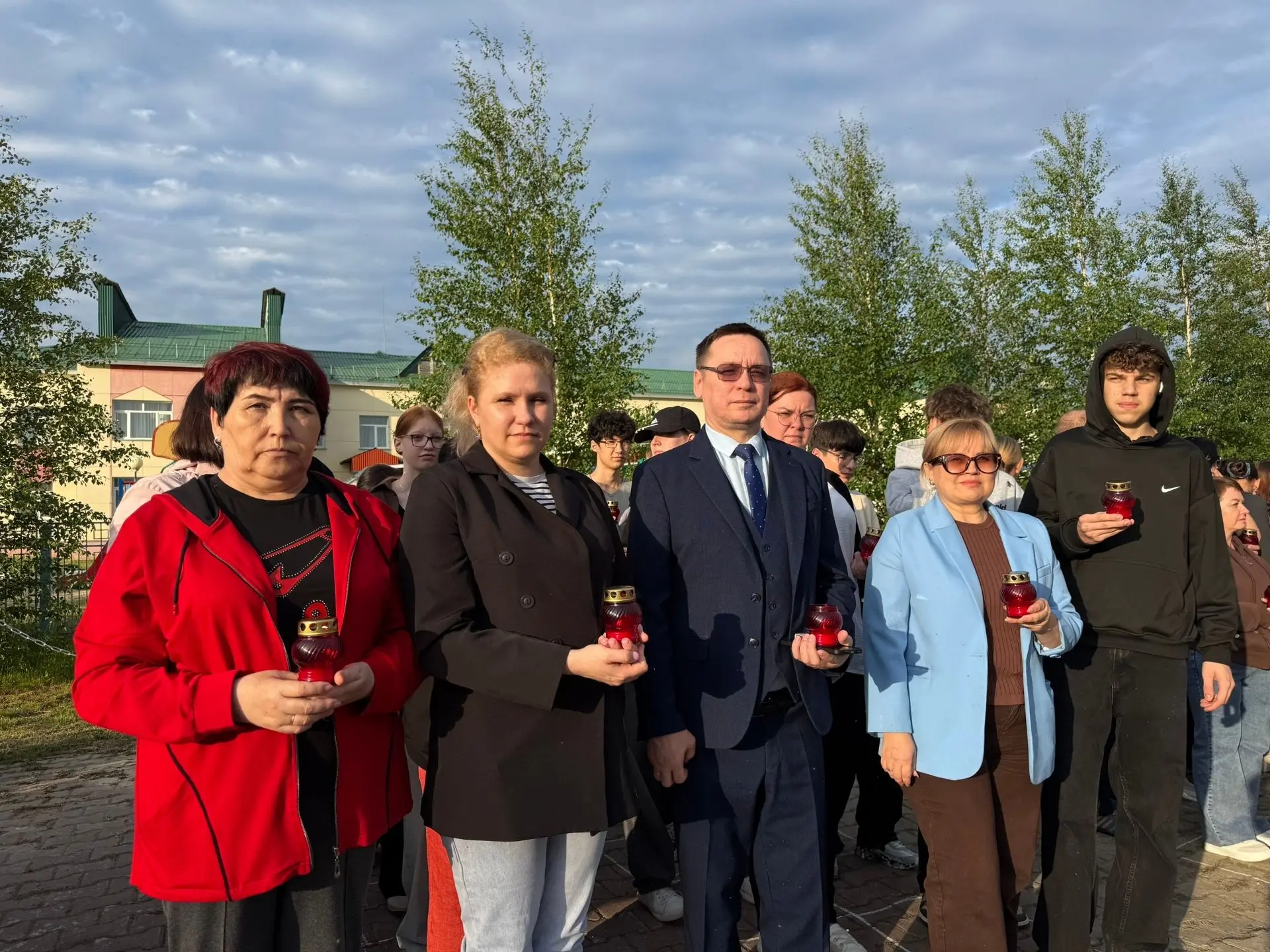 🕯 «Свет, который не гаснет…» 

Вчера наша школа присоединилась к поселковой акции «Свеча памяти»

2