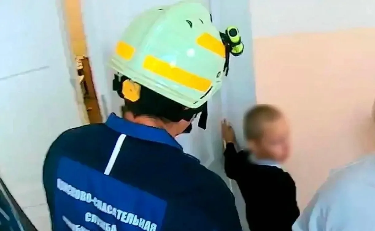 В Магнитогорске первоклассник оказался в неприятной ситуации, застряв рукой в двери.