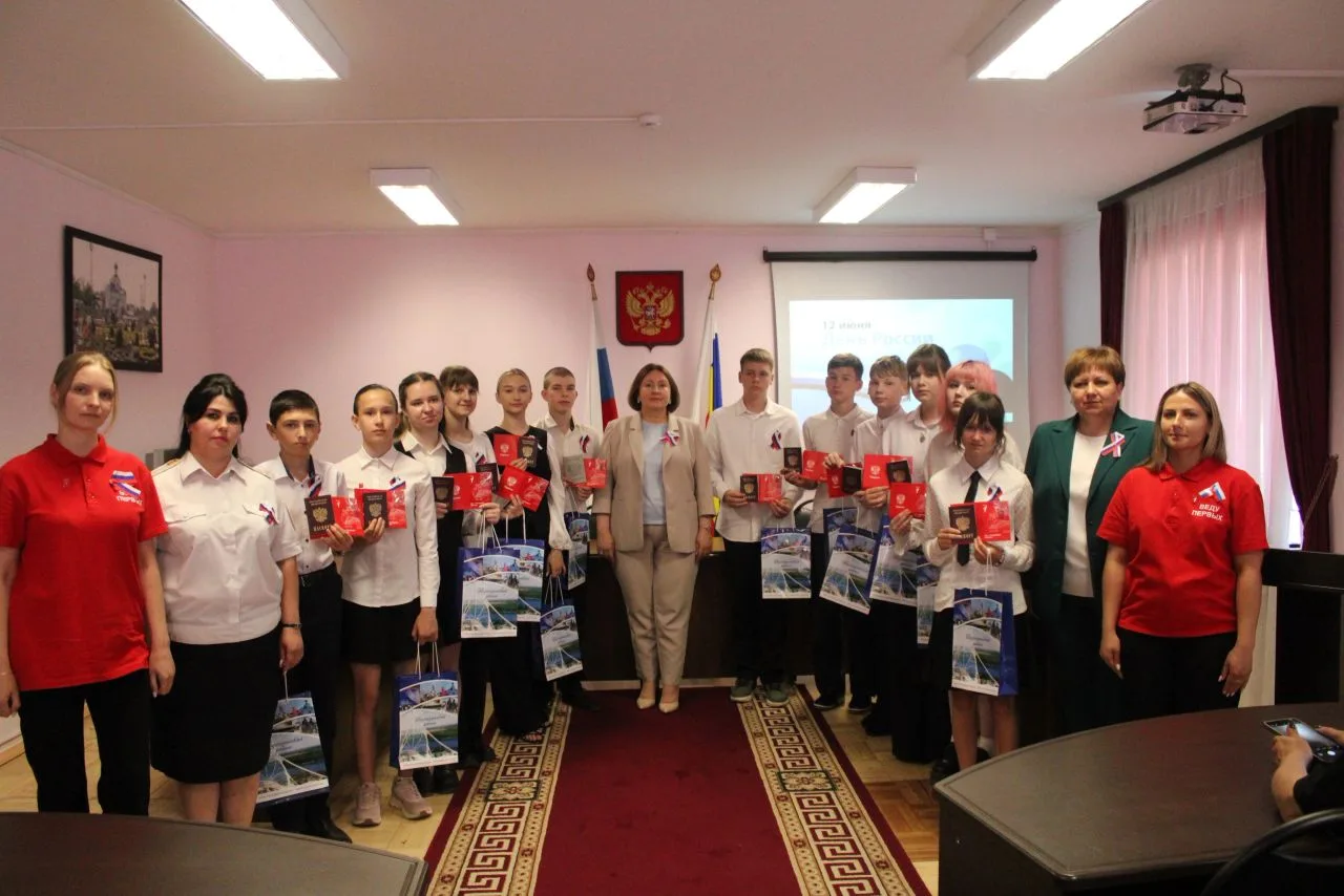 🇷🇺 Вручение паспортов: новый шаг во взрослую жизнь

Сегодня в конференц-зале Администрации Волгодо