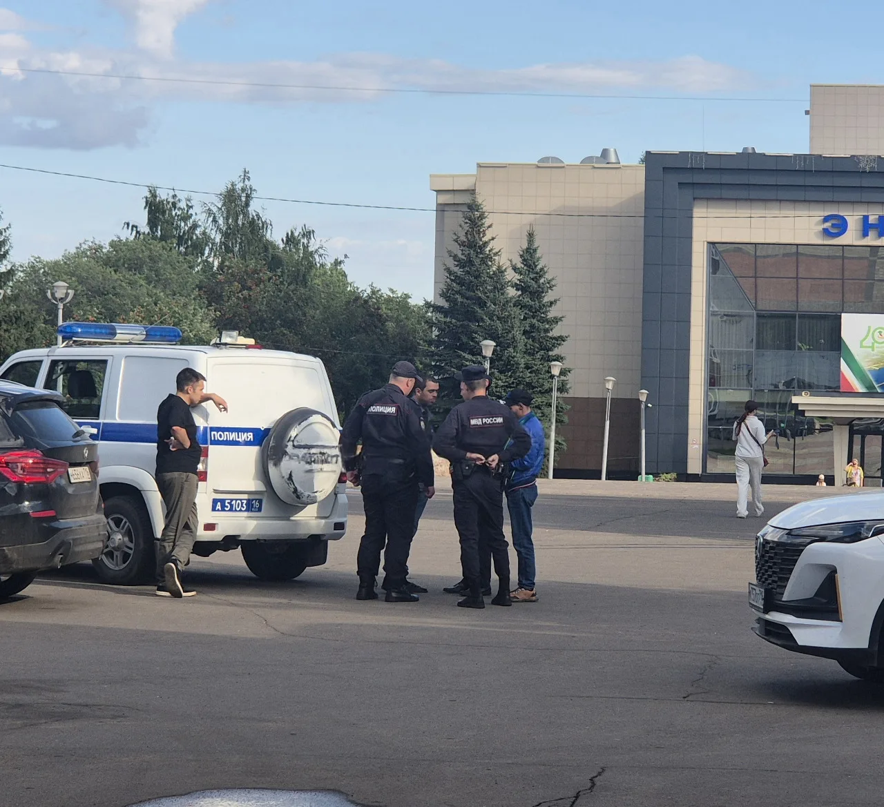 У ДК Энергетик рейд, составляют протоколы за распитие алкогольных напитков в общественн...