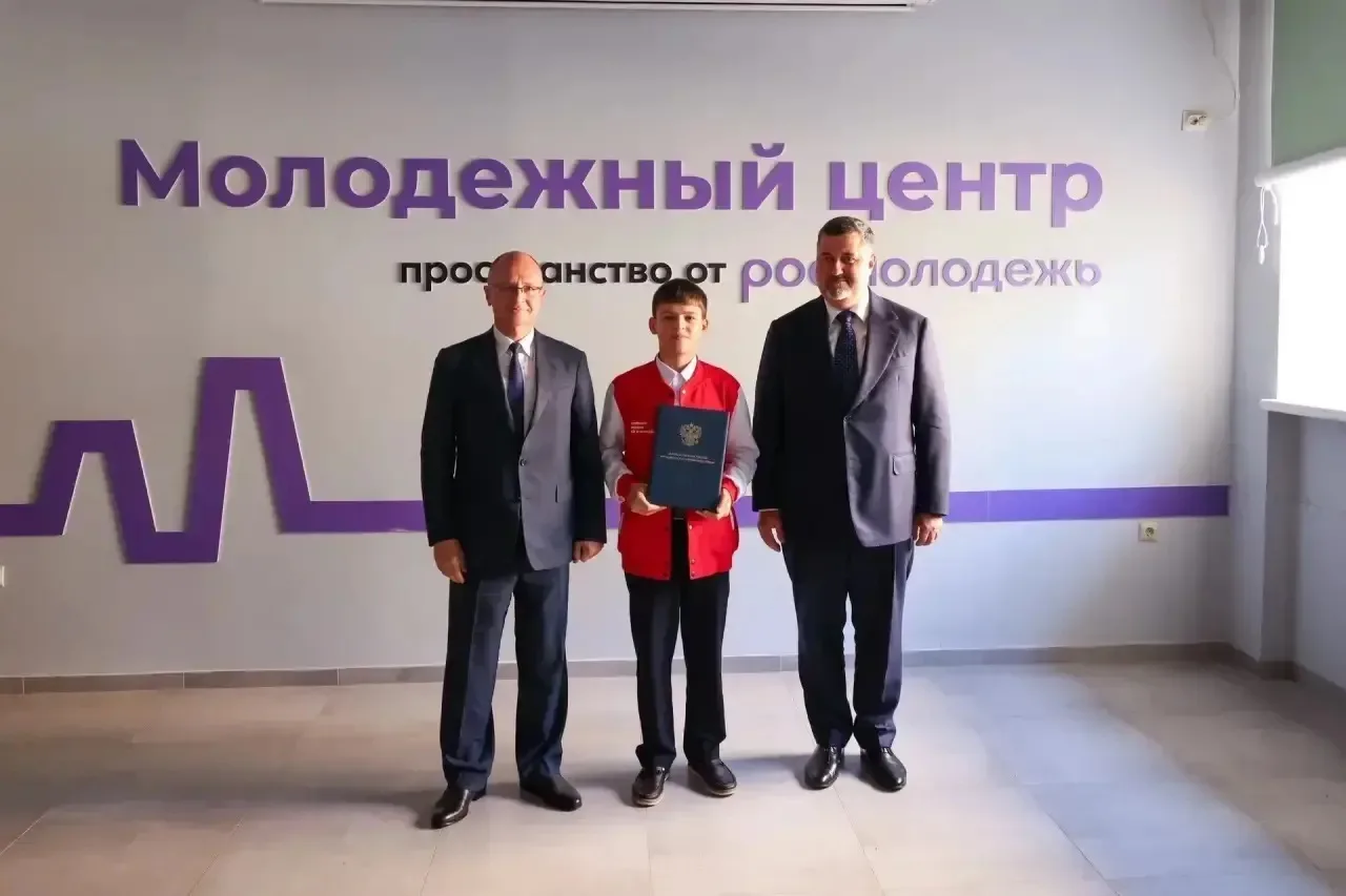 – Можно я пожму руку твоему отцу?