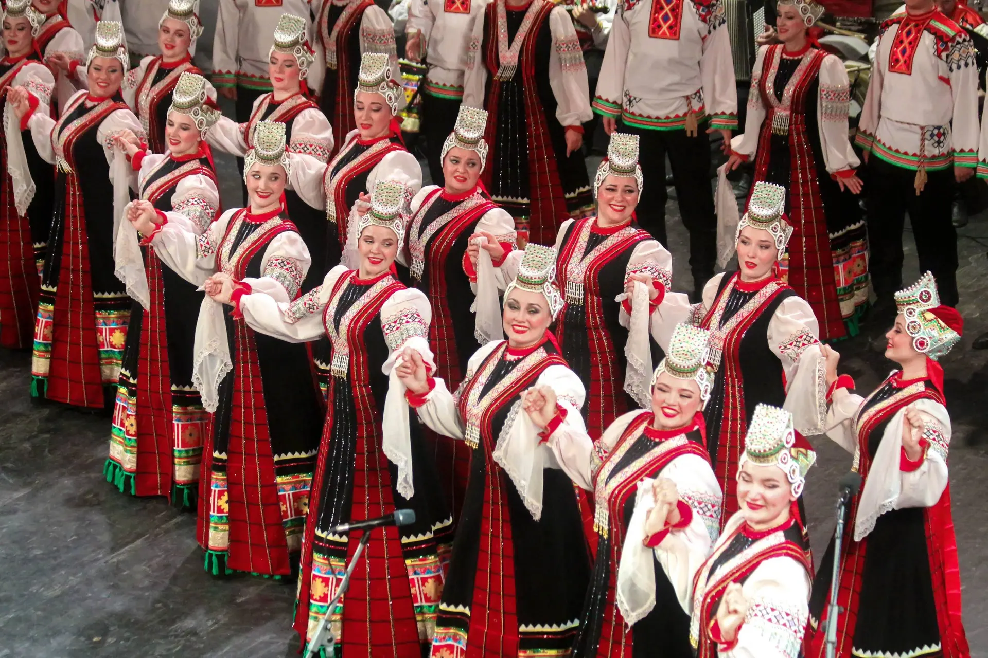 Этот хор входит в пятерку самых знаменитых народных хоров России наряду с такими легенд...