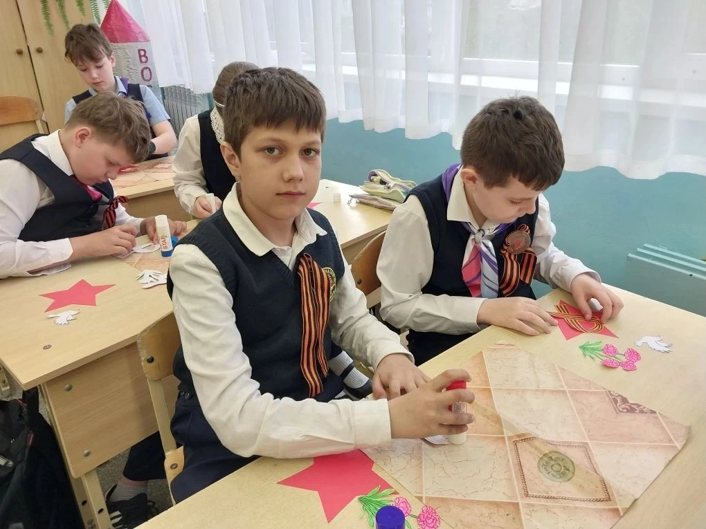 В нашей гимназии с теплотой и уважением прошла акция «Открытка Ветерану» ✨  Ребята своими руками ста