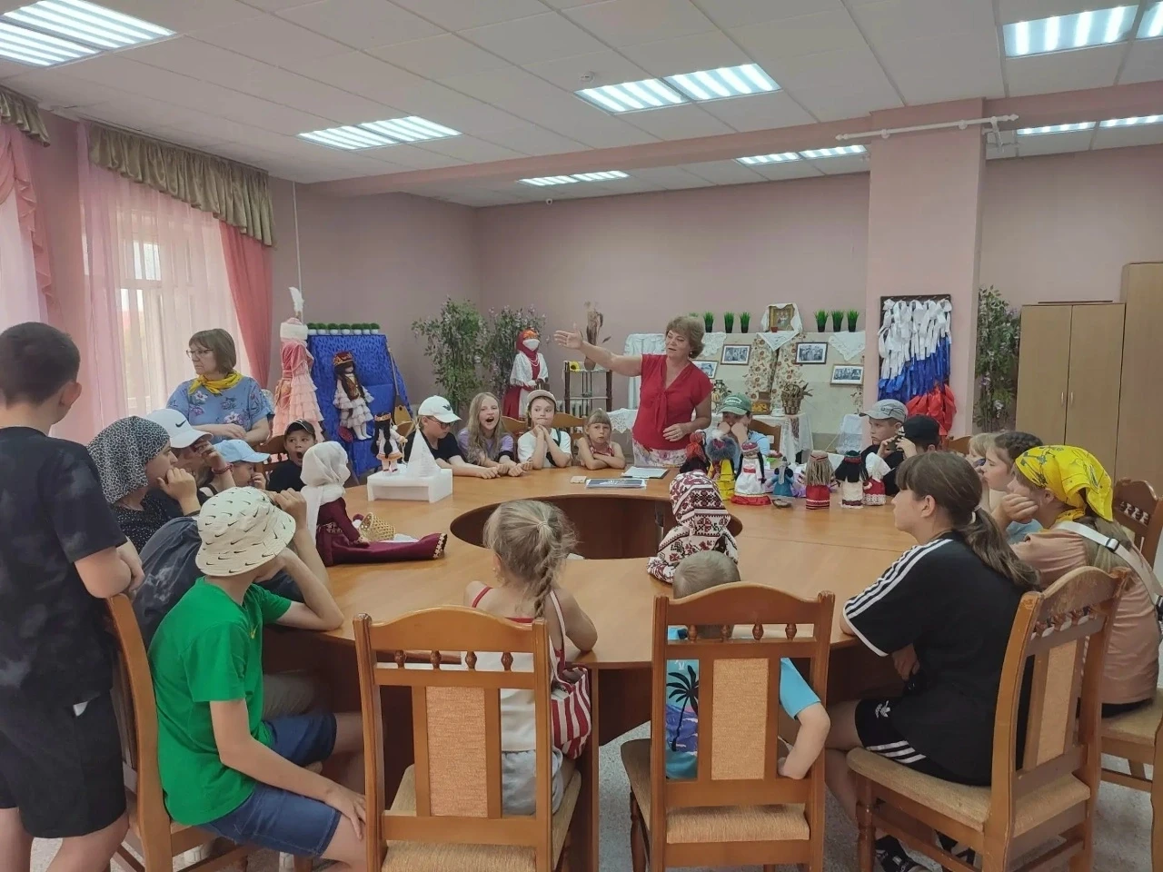 ✨ Экскурсия в РДК: «Кукла народов России» ✨

Сегодня воспитанники лагеря "Источник" при Полозаозерск