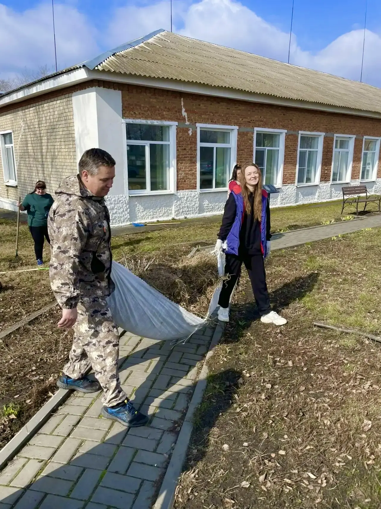 С приходом весны 🌼 наступает пора субботников 🧹. Наша школа не исключение 🏫. Коллектив на уборке 