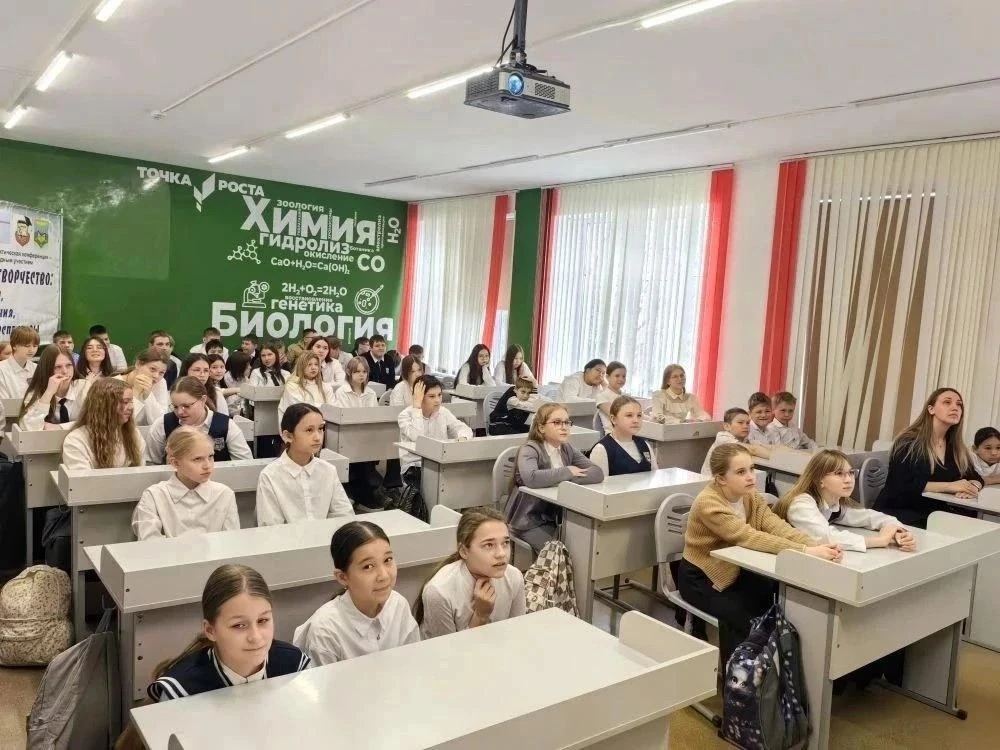 Более 80 тысяч омичей используют мобильное приложение «Моя школа» на Госуслугах