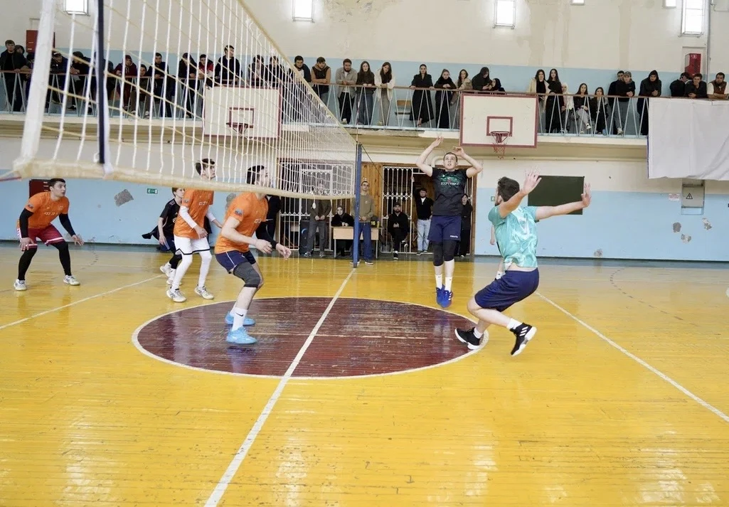 🏐 В КЧГУ проходит турнир по микс-волейболу!  Уже завтра, 15 апреля,  финал!   Приходите болеть за сп