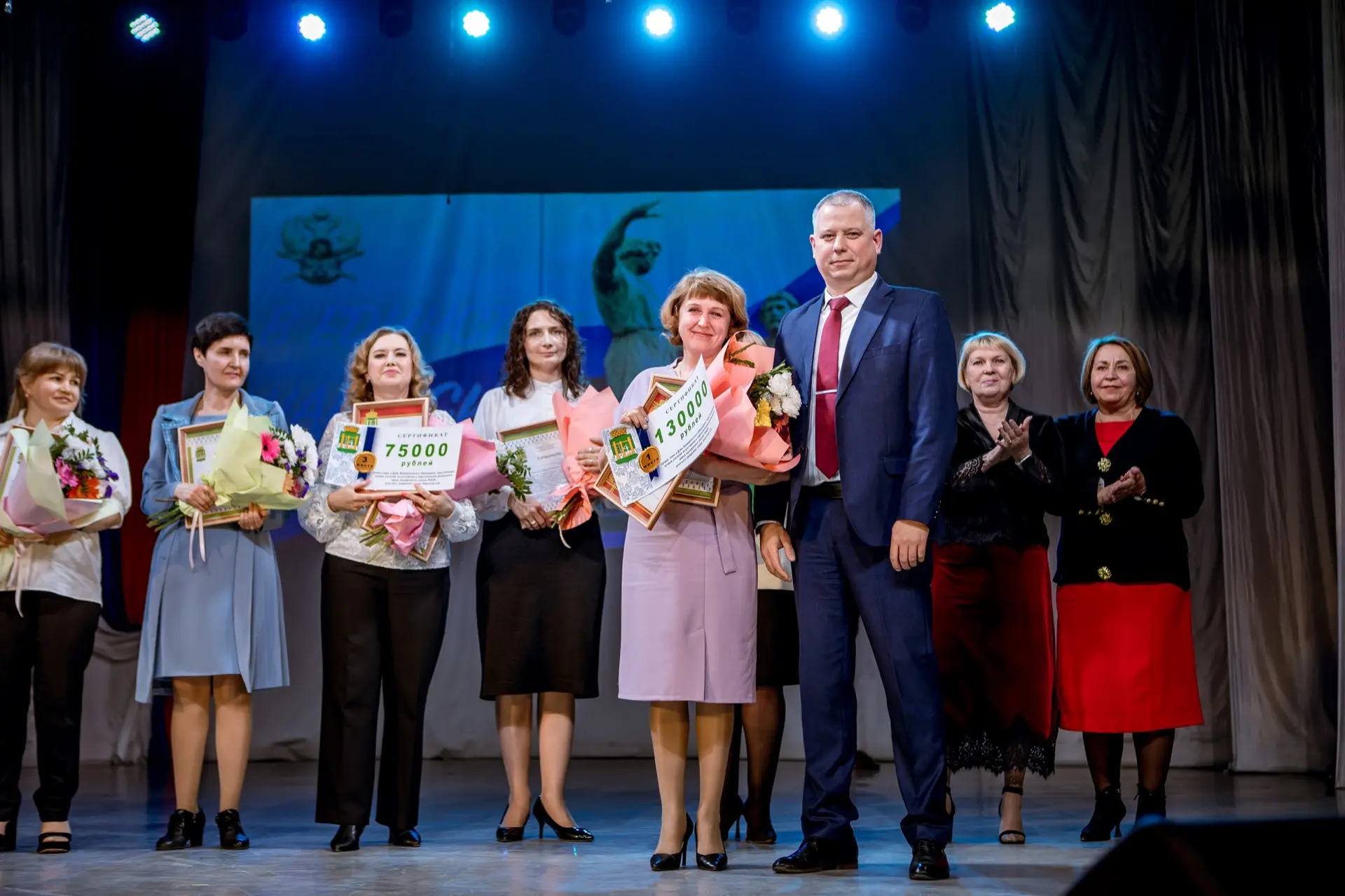 🏆В Алапаевске отметили лучших педагогов: премия имени Замятиной А.И. нашла своих героев

В Муниципа