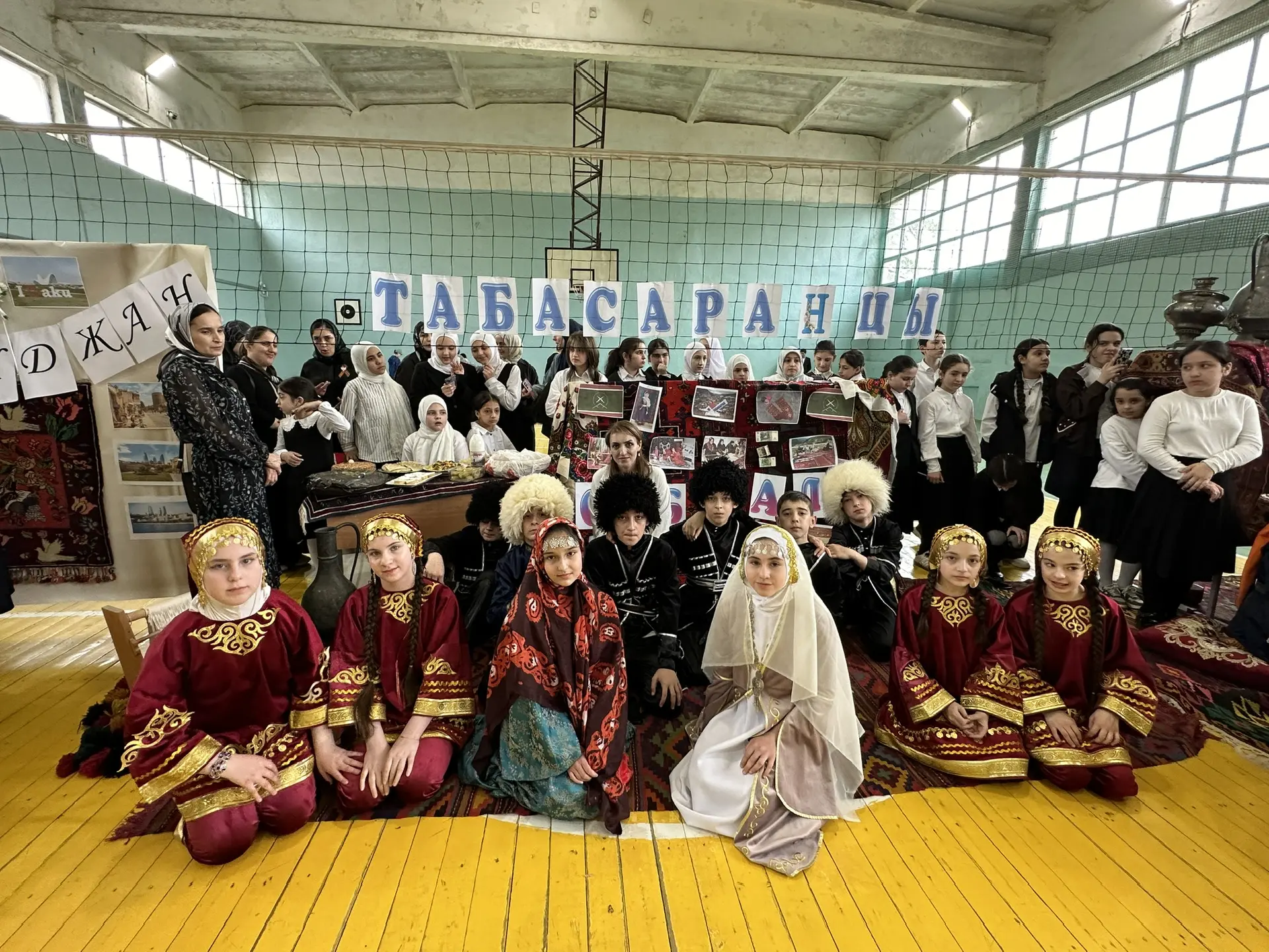 Сегодня в  спортивном зале школы прошло масштабное и колоритное мероприятие «Народов много — Родина 