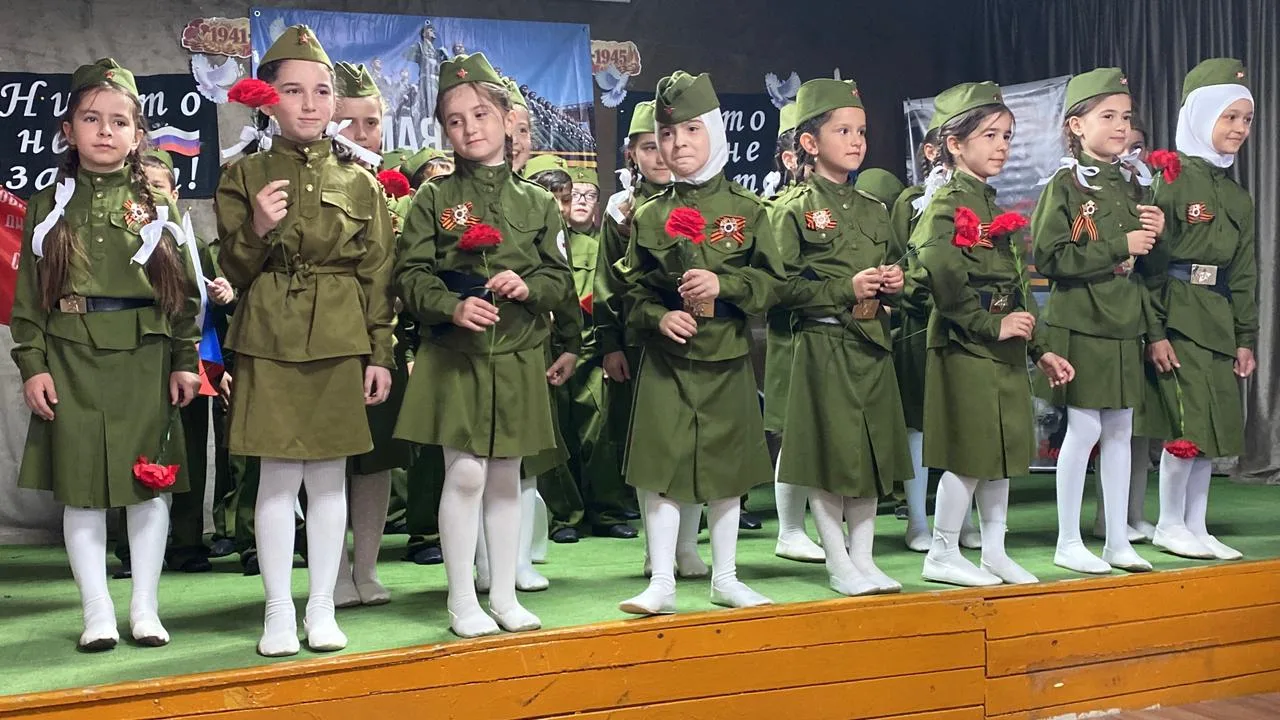 Этот День Победы порохом пропах  Этот праздник с сединою на висках  Это радость со слезами на глазах