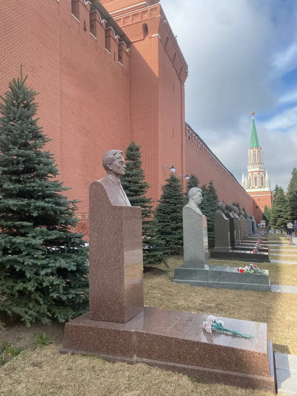 Ученики 10 «И» побывали на познавательной экскурсии в Мавзолее Ленина и Кремлёвском некрополе.   Лиц