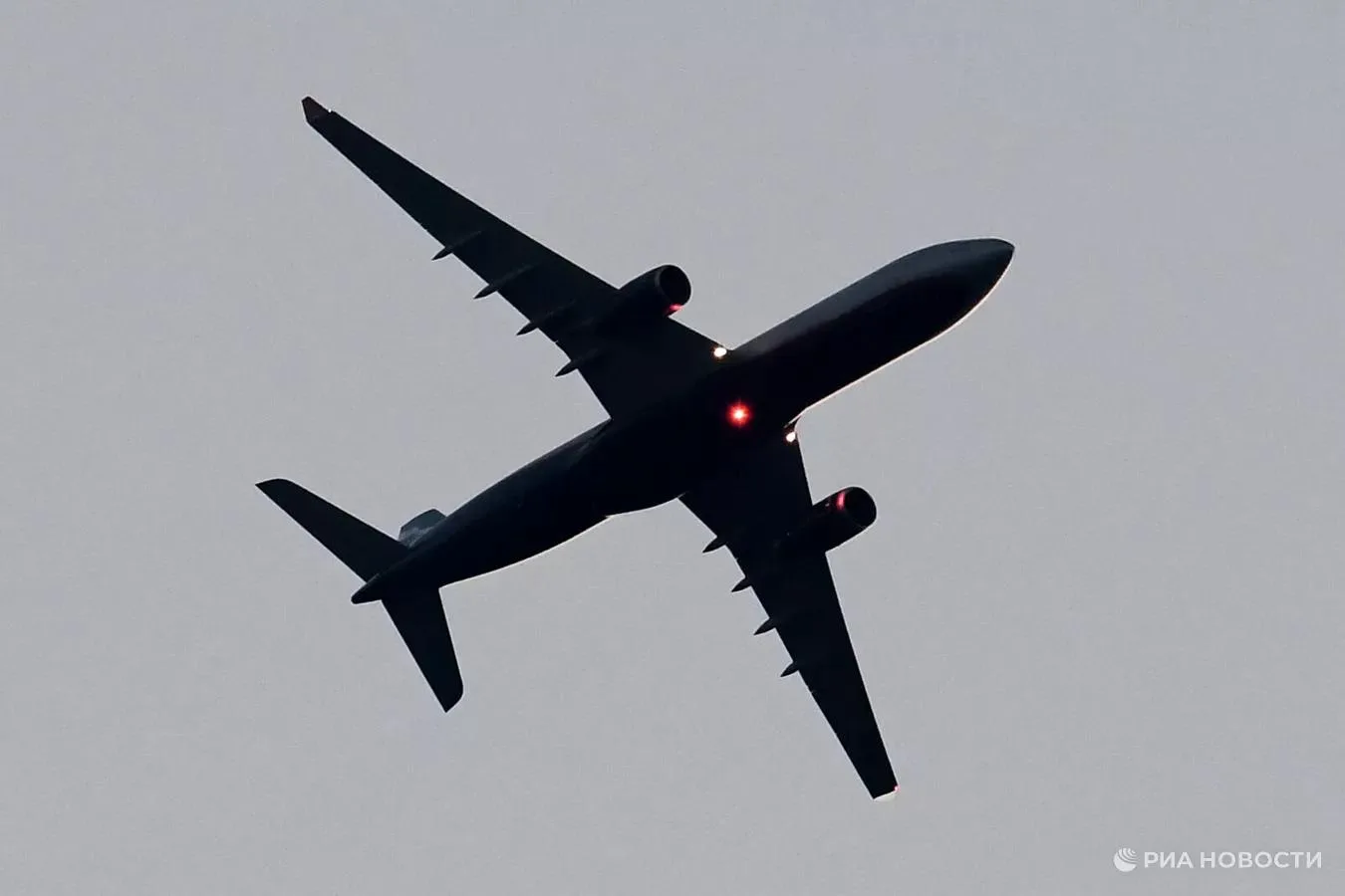 Cамолет Cочи — Архангельск подал аварийный сигнал над Черным морем.