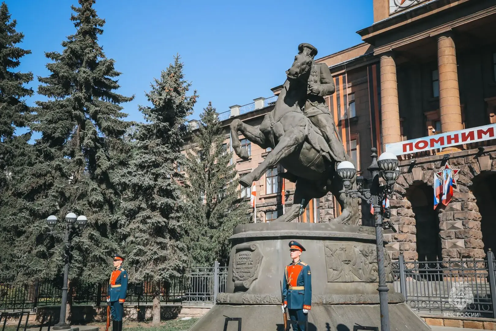 ⭐️В преддверии Дня Победы в Екатеринбурге состоялась торжественная церемония возложения цветов к пам