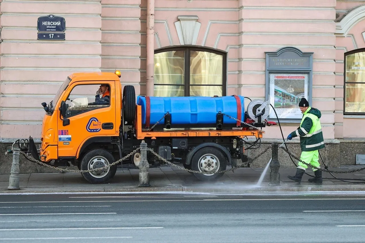 В выходные дни дорожники Комитета по благоустройству пользуются хорошей погодой и оперативно замываю