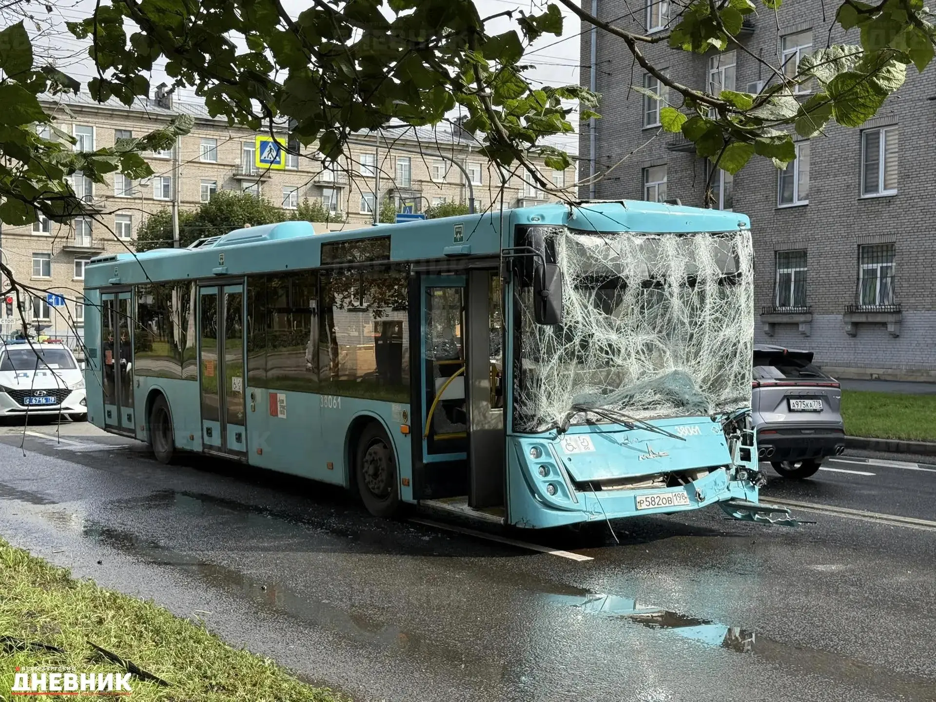 Четыре человека пострадали при столкновении автобуса с «КамАЗом» в Петербурге