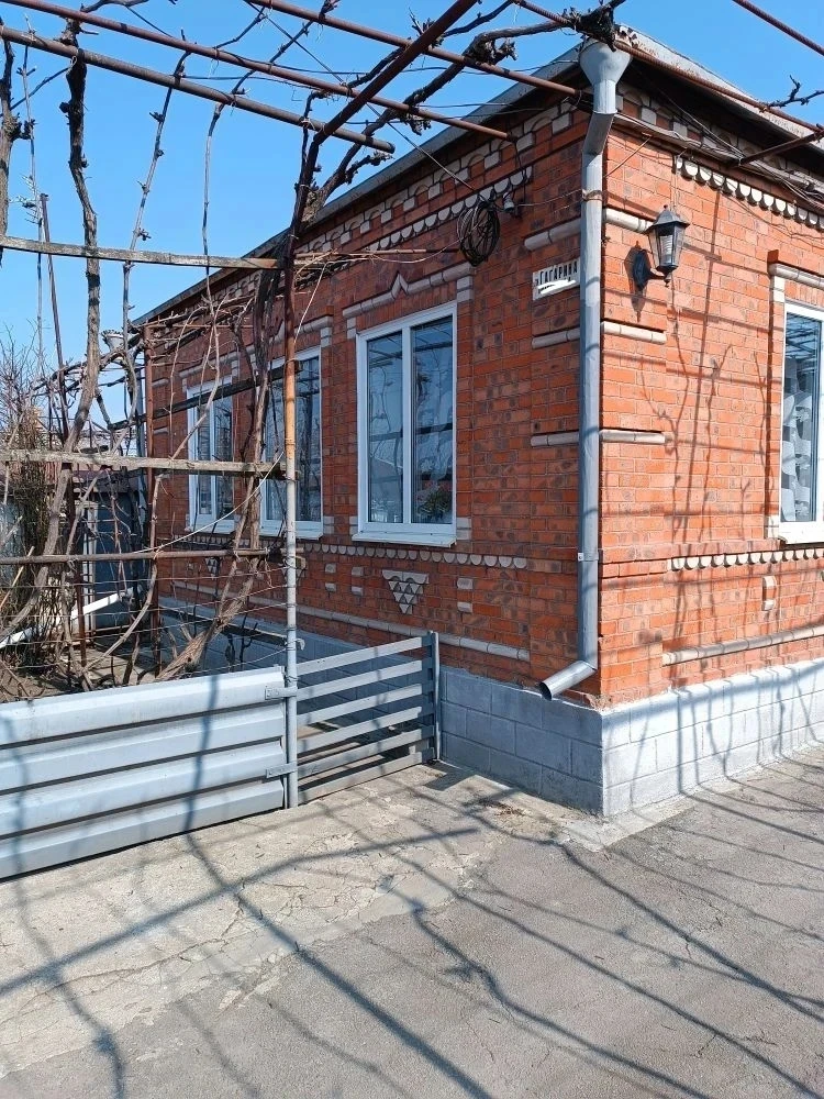 Продам дом в г. Новоазовск. 83кв.м. , 5 жилых комнат, кухня, ванная, веранда , все коммуникации в до