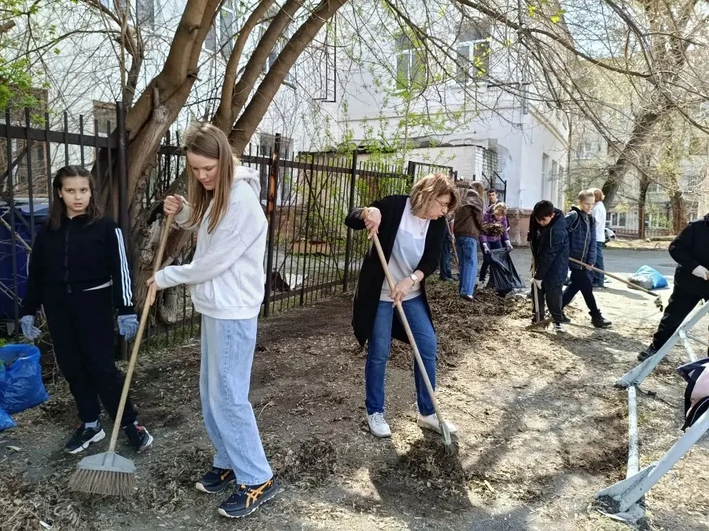 Субботник – 2026 в деле! 🧹🌍  Сегодня #МОУСШ81 дала старт Всероссийской неделе субботников «Мы за чис