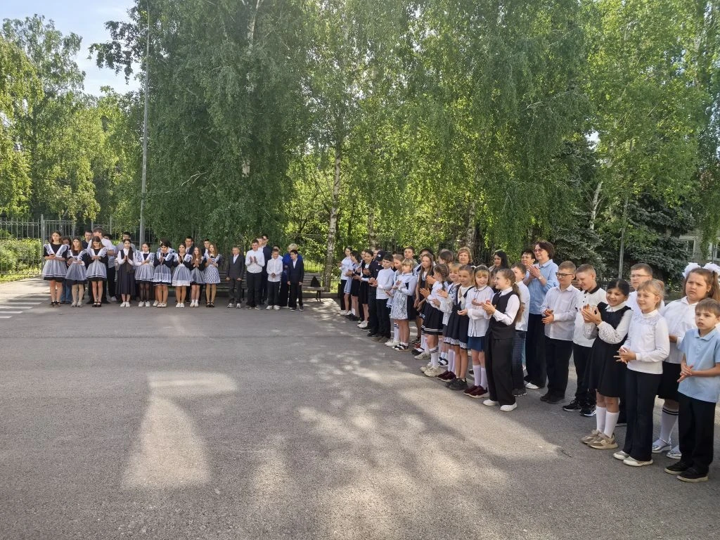 🏆 Итоговая линейка: год завершаем достойно!

🚩 25 мая, в нашей школе прошла последняя в этом учебн