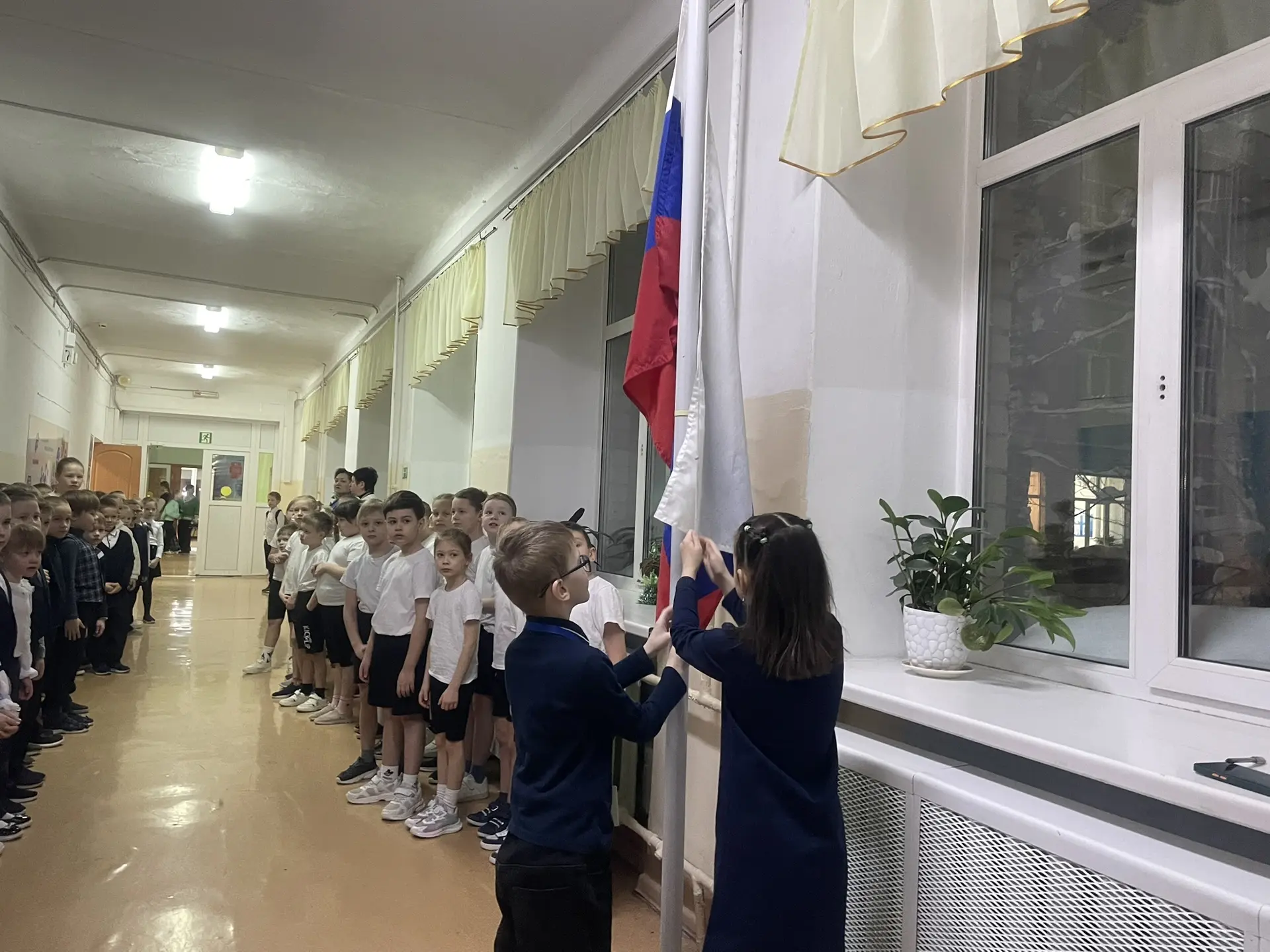 📅 Сегодня в нашей школе прошла традиционная торжественная линейка, посвященная поднятию государствен