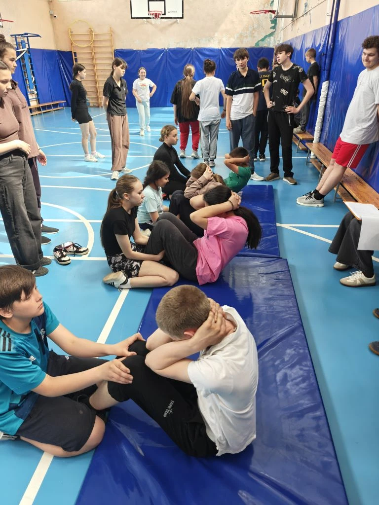 Вчера на базе нашей школы прошла сдача норм ГТО, причём участвовали не только школьники...