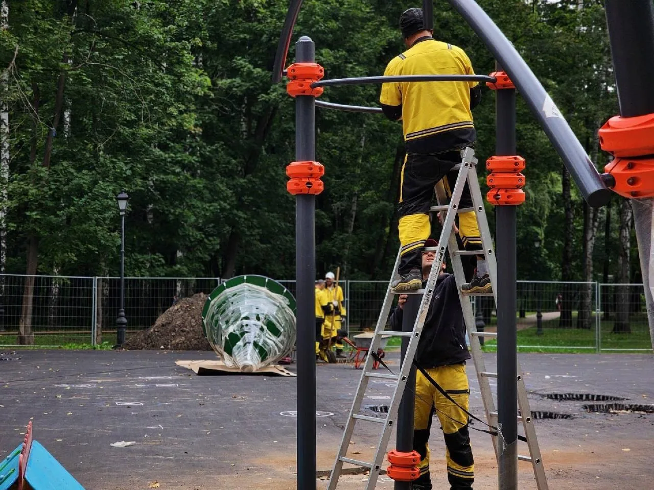 ⚒️В красногорском парке «Ивановские пруды» продолжают обновлять детскую площадку.