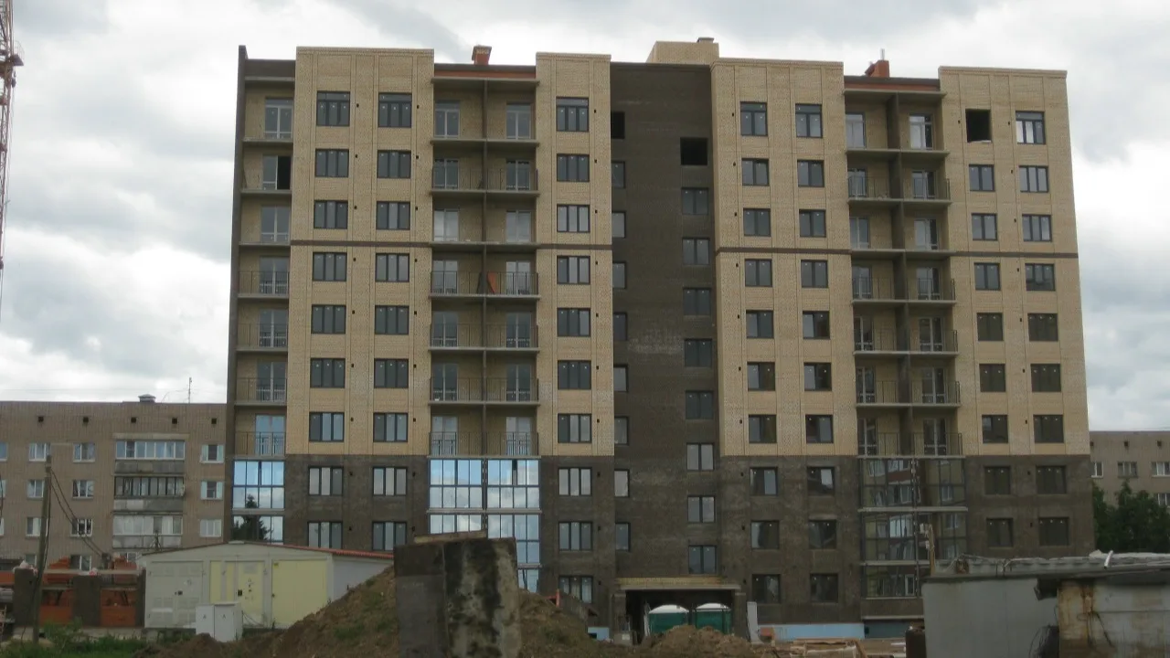 На строящемся многоквартирном жилом доме на Хутынской улице (первый этап строительства ...