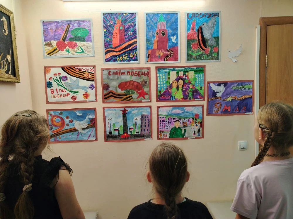 🎨В Детской школе искусств № 42 открылась трогательная выставка рисунков, посвященная Дню Победы. 
�