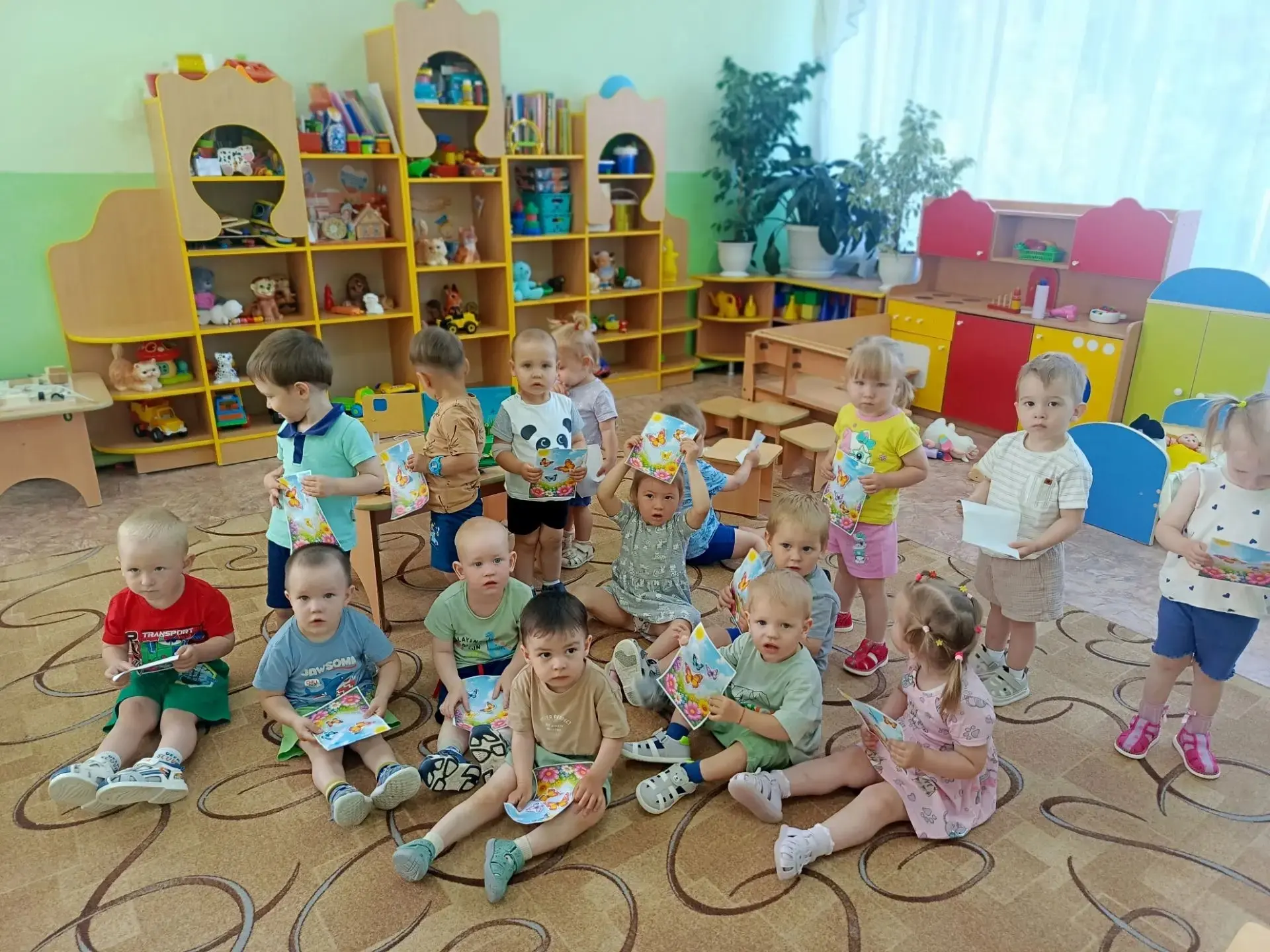 🦋"День бабочек"🦋

Летела бабочка, летела,
Устала, на ладошку села.
Немного посидела, отдохнула, 
О