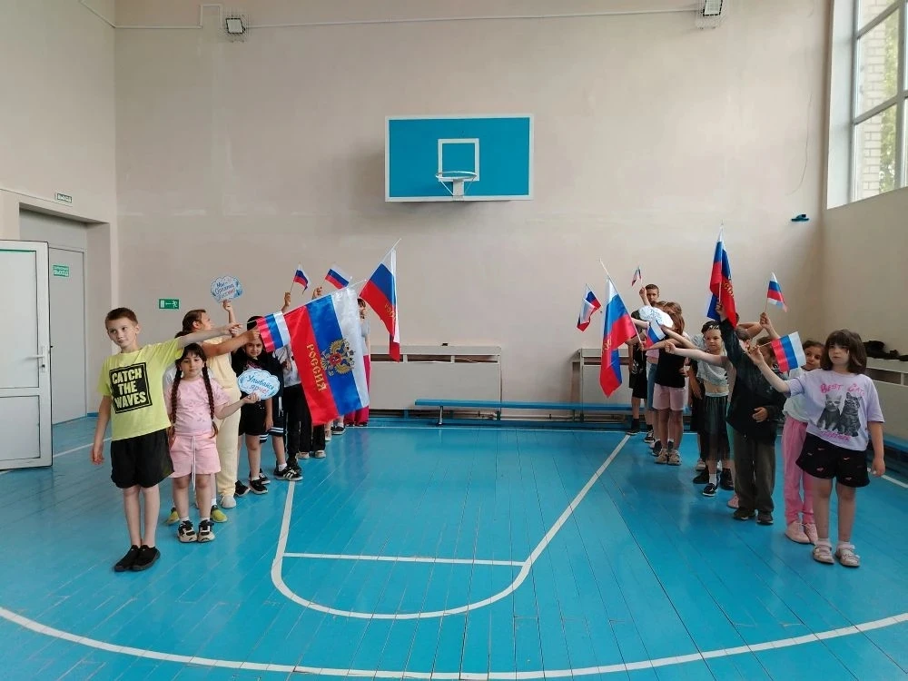 Сегодня в лагере прошел тематический день: «Россия — Родина моя!», наполненный яркими событиями и ин