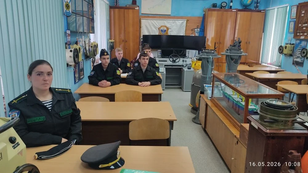 Курсанты АНО РК "ЦМП "ВАРЯГ" посетили учебные классы и шлюпочную базу флотилии