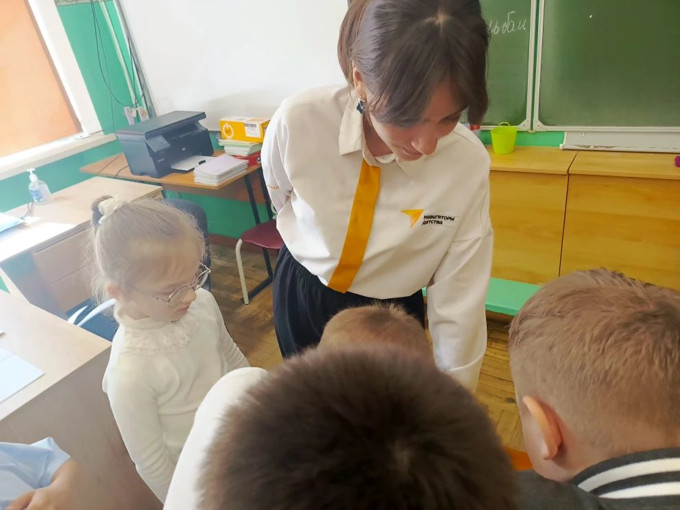 Самолёт будущего  Советник директора совместно с активистами Движения Первых, которые также являются