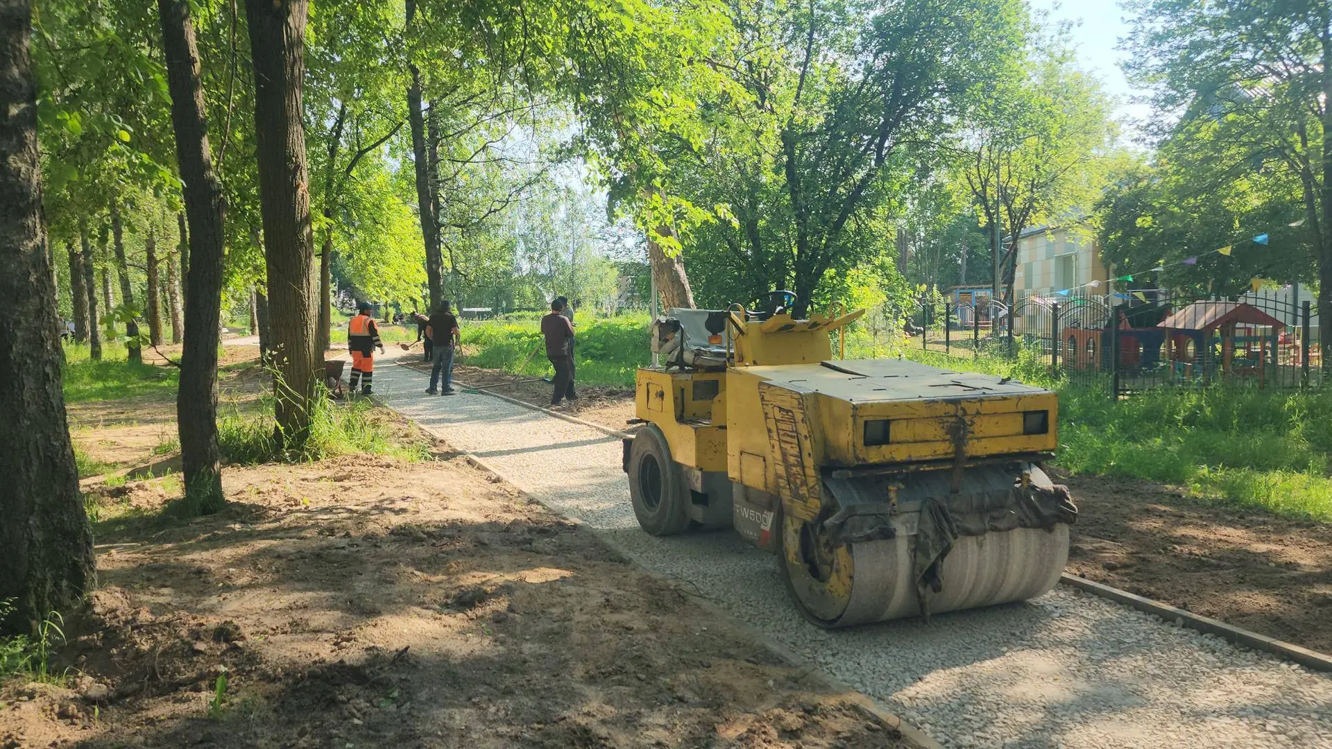 Обустройство народной тропы на улице Пороховской завершат до конца недели