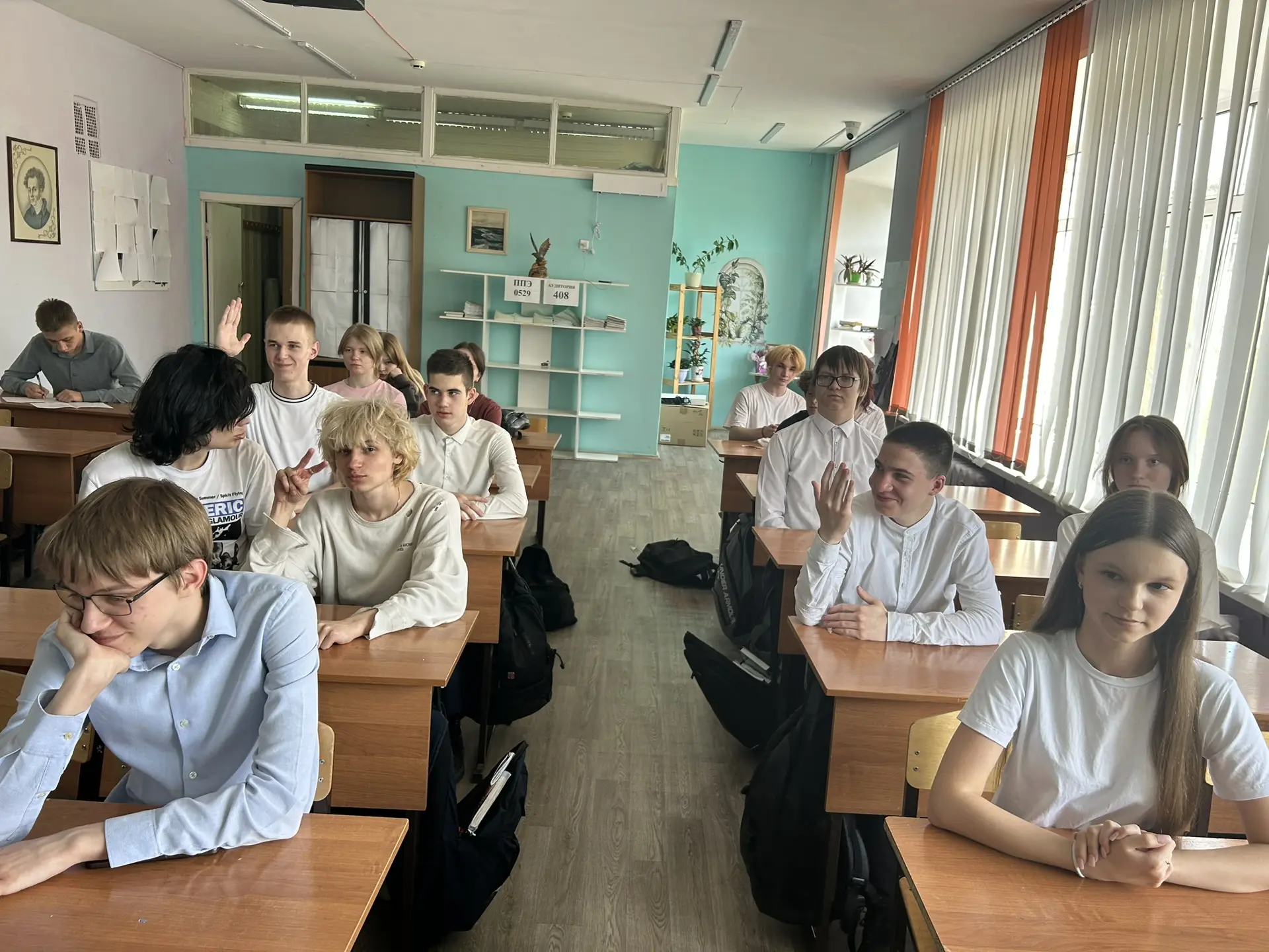📢 "Со знанием дела: рабочие профессии на рынке труда" – наша лекция в 9 классе! 📢  Первомай – это не