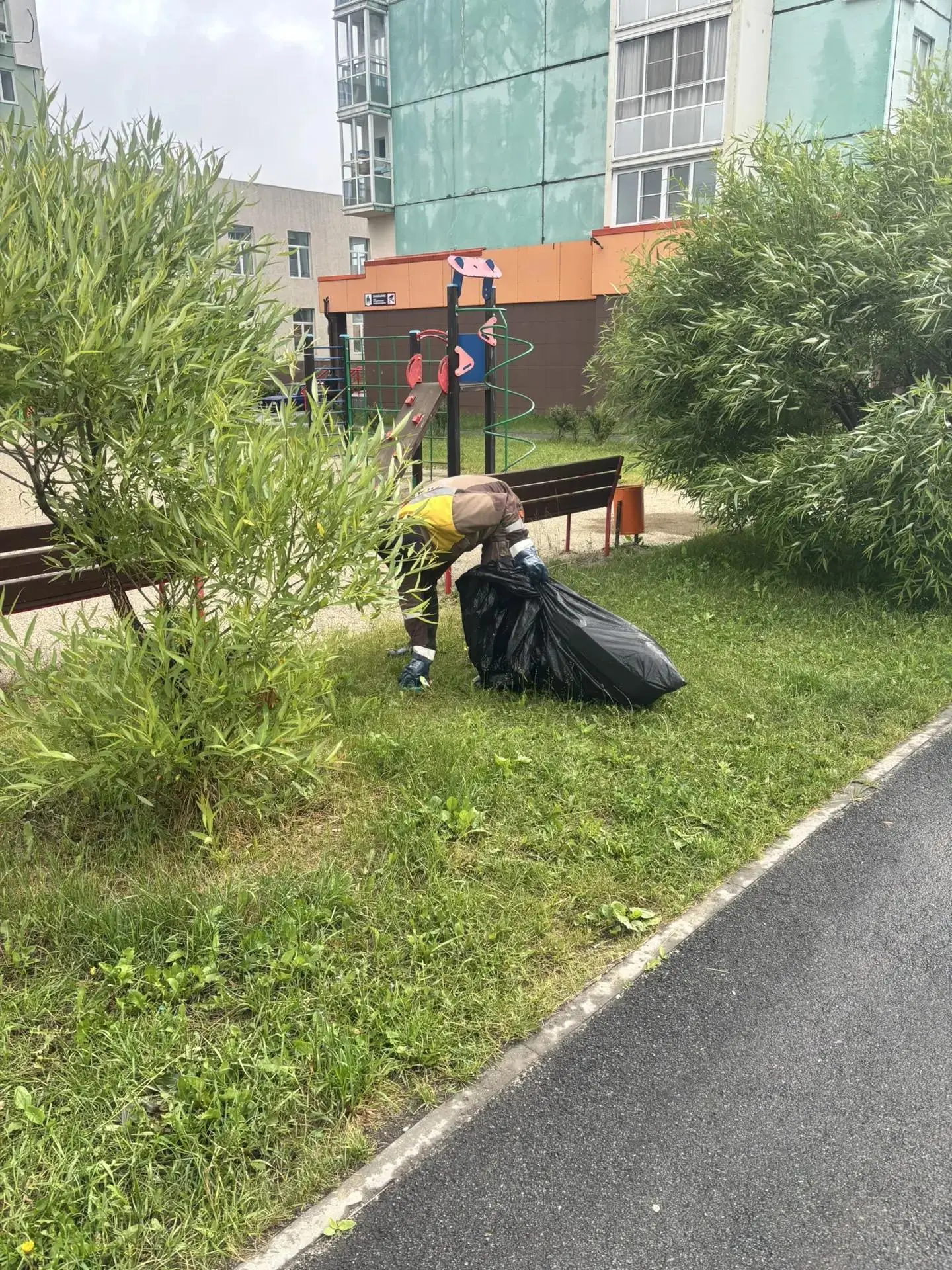 Сотрудники УК  "Горизонты" продолжают производить работы по благоустройству и уборке на территории м