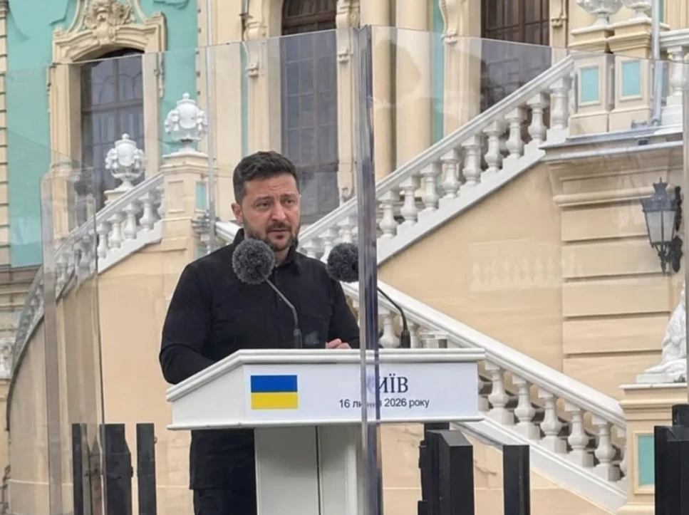 опасаясь маслины в лоб от своих казацких побратимов пан атаман заполз в аквариум.