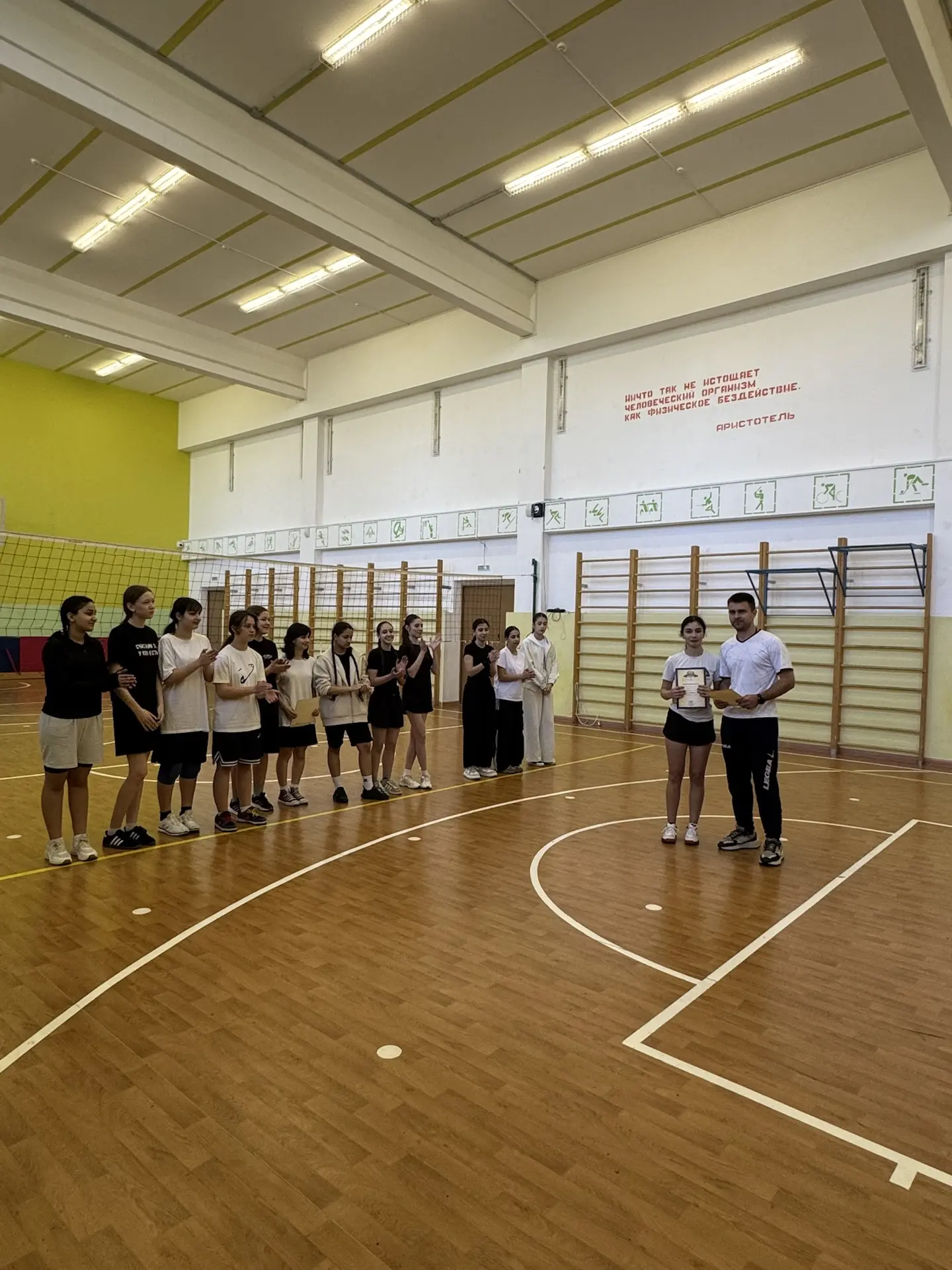 🏀 Сегодня состоялись соревнования по волейболу среди девочек 7‑х классов!  Юные спортсменки продемон