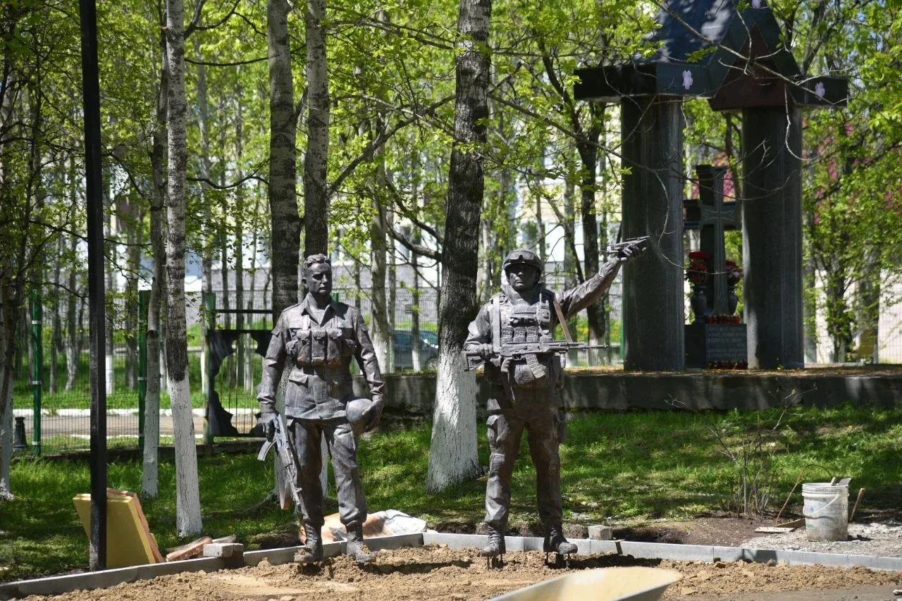 🪖 Памятник "Боевое братство" устанавливают в Поронайске

Обелиск в память военнослужащих, погибших 