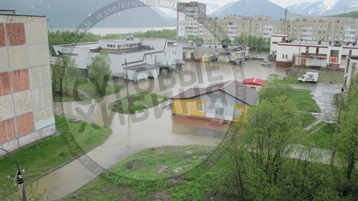 В Кировске традиционно затопило Болотную. Можно было бы фестиваль сапбординга проводить...