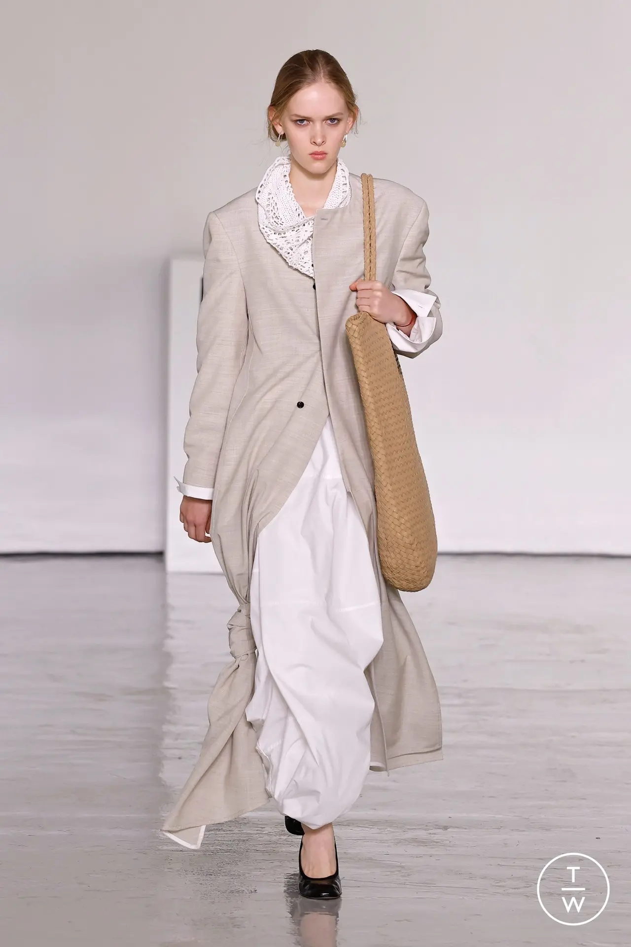 А вот и сама коллекция- показ Bottega Veneta spring-summer 2027. Это что-то необыкновен...